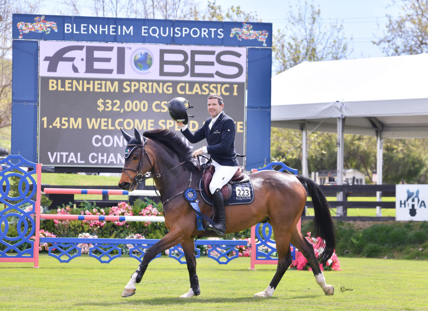 Conor Swail vince il CSI2* Welcome Stake al Blenheim EquiSports a San Juan Capistrano 1 Conor Swail pictured aboard Count Me In led the victory gallop for the 32000 CSI2 Welcome Stake. Photo by McCool Photography