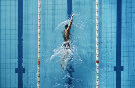 Allenamento in piscina di un atleta