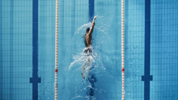 Allenamento in piscina di un atleta