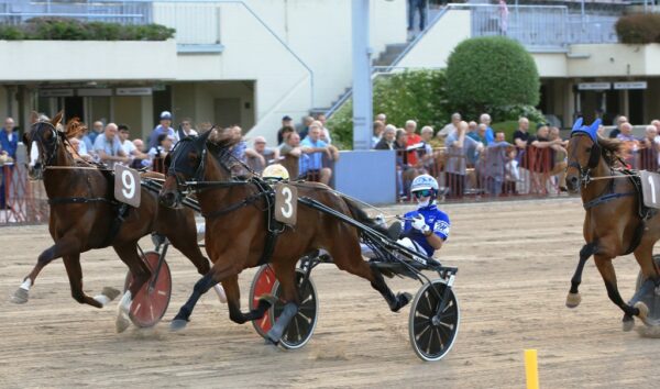 Ippodromo Arcoveggio Bologna: presentazione delle corse di sabato 27 aprile 5 Foto generica di Tinarelli in una corsa al trotto