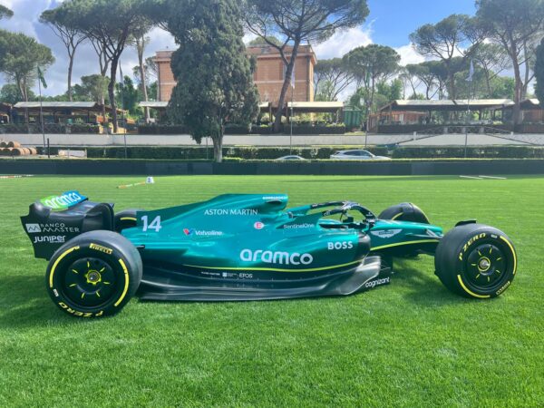 Aston Martin di Alonso nell'Ovale di Piazza di Siena 2024