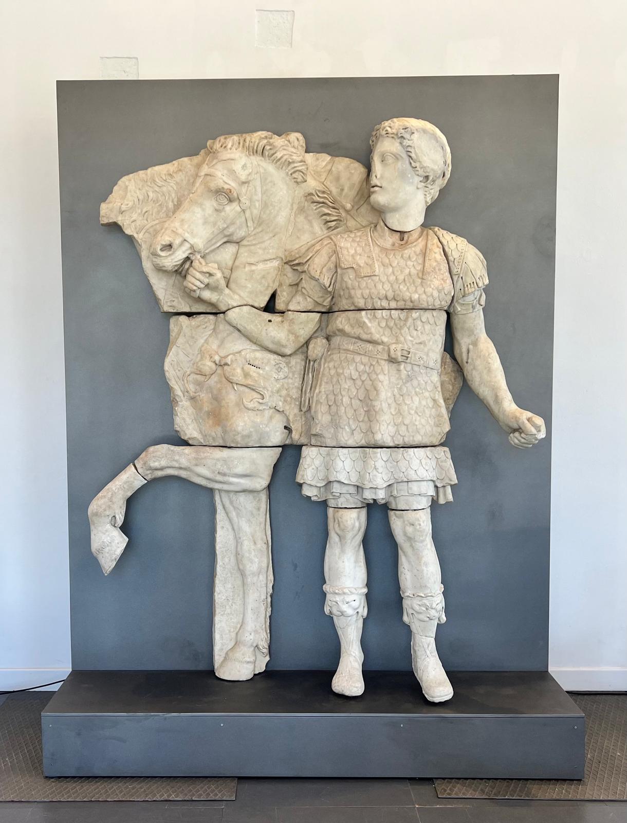 Piazza di Siena, il mistero del Cavaliere di marmo: e se fosse l'impertore Traiano? 1 Cavaliere di Marmo Imperatore Traiano bassorilievo 2024