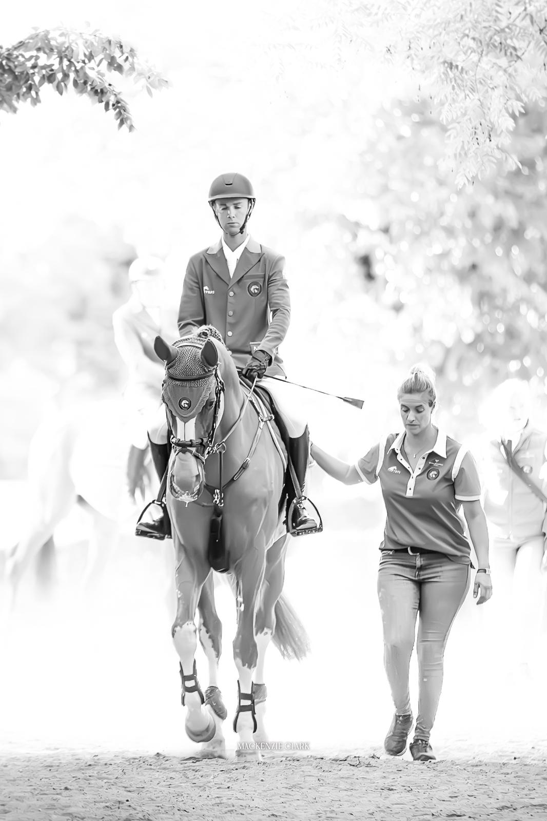 Dal punto di vista dei Groom 6 Gilles Thomas si prepara ad entrare in campo per la GCL Madrid affiancato dalla sua groom