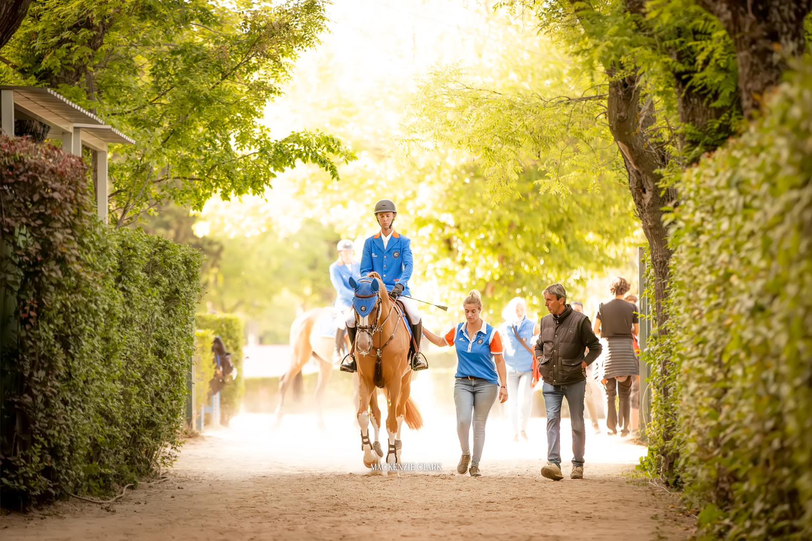Dal punto di vista dei Groom 2 Gilles Thomas si prepara ad entrare in campo per la GCL di Madrid accompagnato dalla sua groom