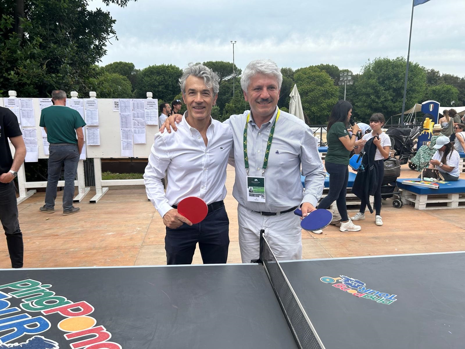 Piazza di Siena, tra atleti e pubblico irrompe il ping pong: sfida speciale in vista degli ITTF World Masters Table Tennis di luglio. 1 Giuseppe Marino e Simone Petrillo in sfida per i prossimi mondiali di ping pong a luglio 2024