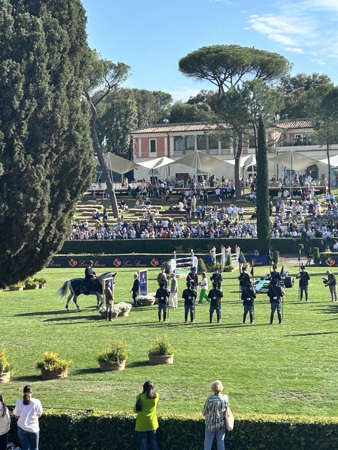 Il trofeo Loro Piana 6 barriere, un tempo noto come la gara di potenza, resta l'evento forse più atteso dal grande pubblico. 1 EmanuelelGaudiano vince la sei barriere a Roma 2024
