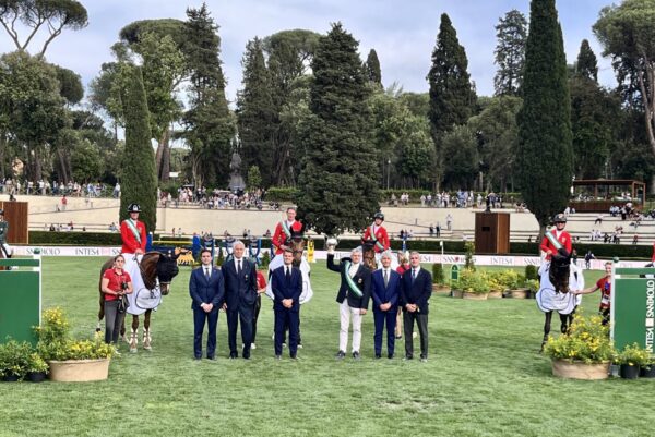 Squadra tedesca vince la Coppa delle Nazioni di piazza di siena
