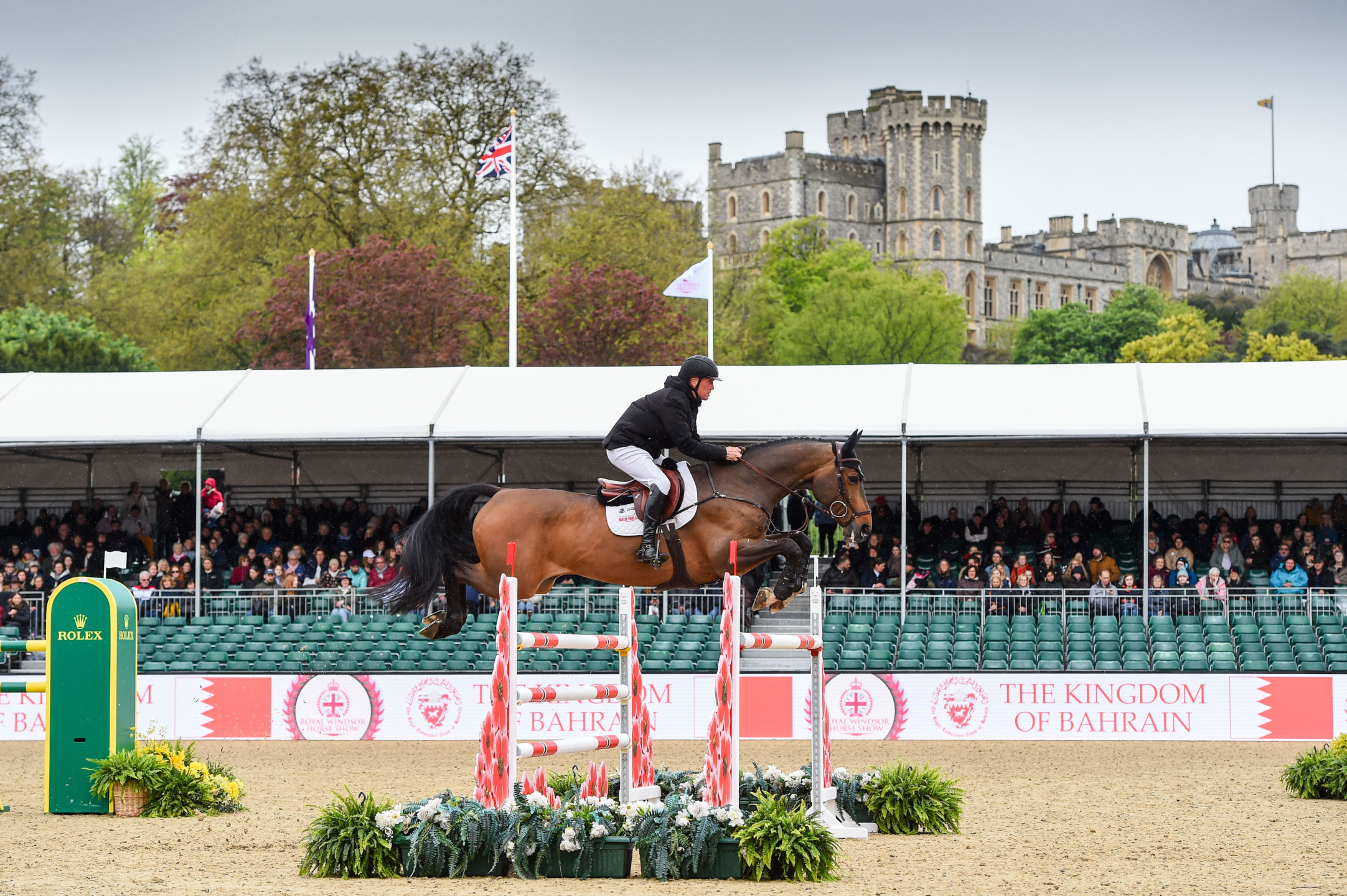 Shane Breen conquista la Pearl Stakes da 1.45 m, Lorenzo De Luca sul terzo gradino del podio 1 Royal Windsor Horse Show Shane Breen (IRL) riding Cato Boy