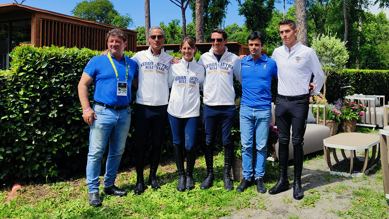 CSIO di Roma - Master D'Inzeo: il punto stampa con gli azzurri 1 La squadra ufficiale azzurra per lo CSIO di Roma Piazza di Siena. Da sinistra: il Cittì Marco Porro, Luca Marziani, Giulia Martinengo Marquet, Emanuele Camilli e Giacomo Casadei.
