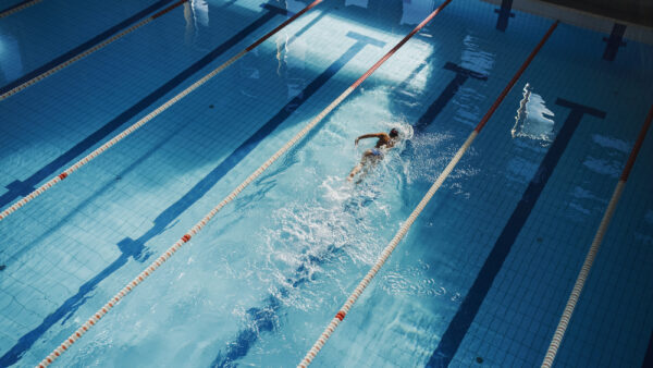 Ragazza in vasca durante un allenamento in piscina