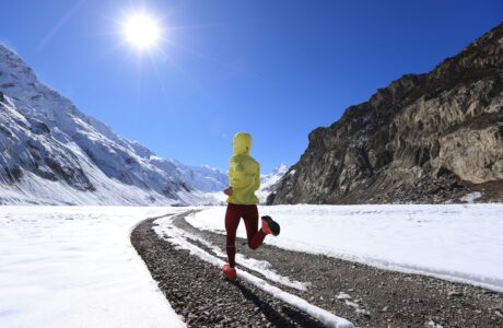 ragazza durante un allenamento di trail running in montagna