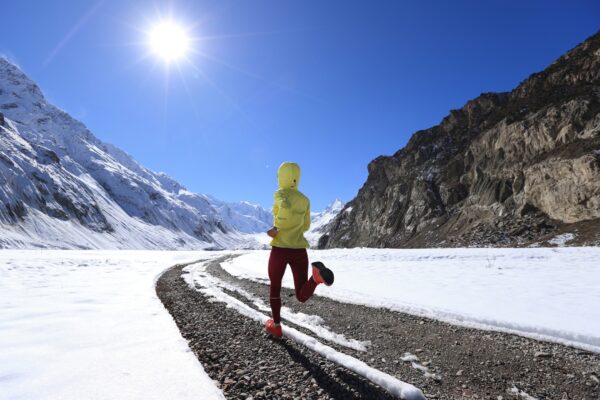 Seconda settimana di Trail Running: un circuito ideale per cavalieri e amazzoni 5 ragazza durante un allenamento di trail running in montagna