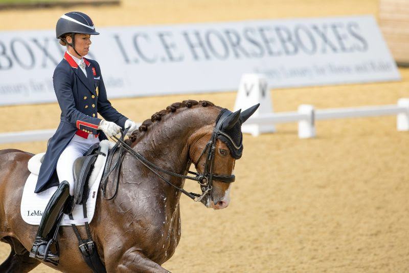 Charlotte Dujardin completa una serie di vittorie nel Grand Prix. 1 Charlotte du Jardin e Imhotep a Hicstead 2024