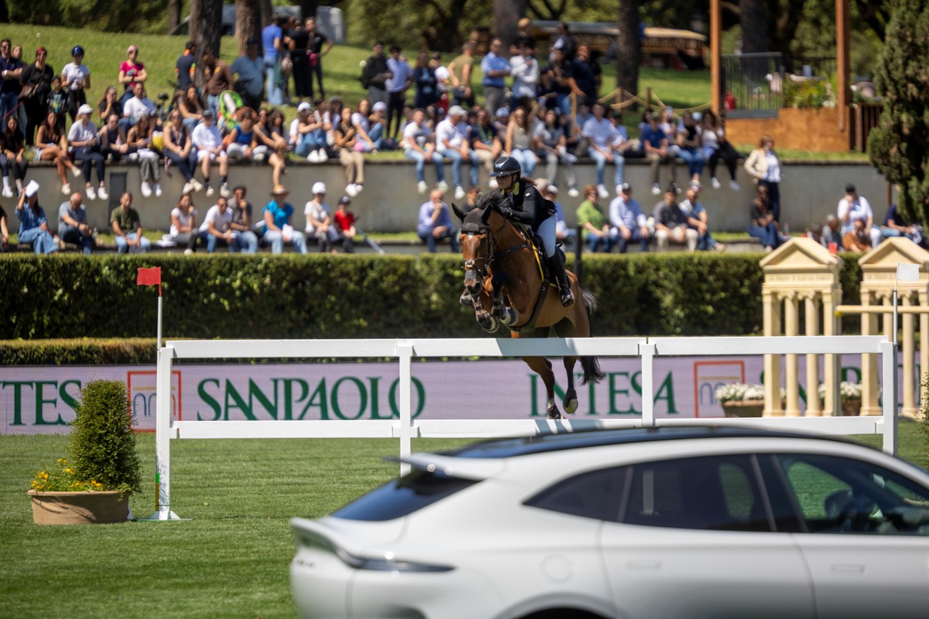 Martina Simoni flying 