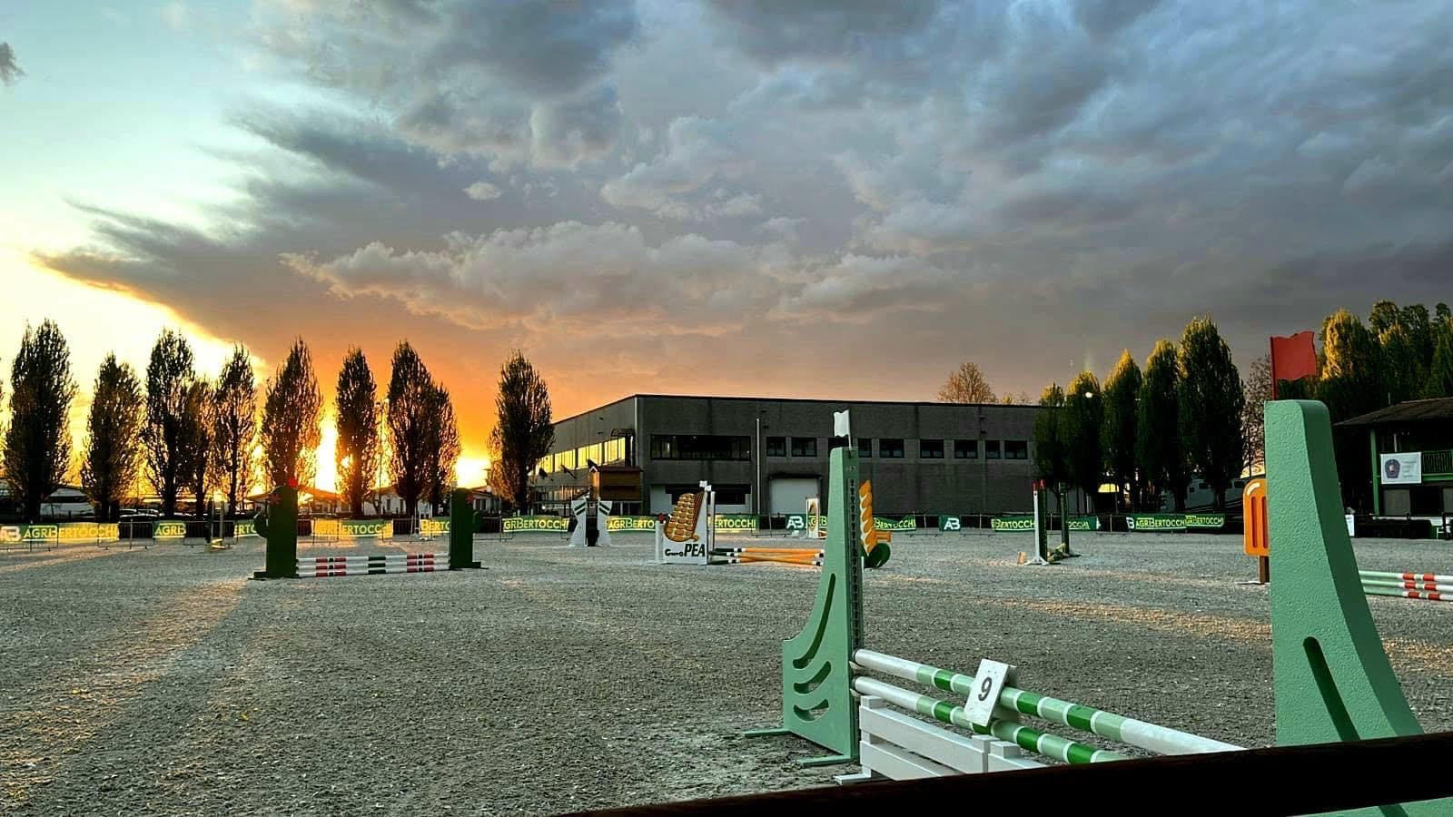 L’eleganza delle Scuderie San Giorgio: a Verolanuova si vive un’esperienza equestre unica 2 Tramonto alle SSD San Giorgio