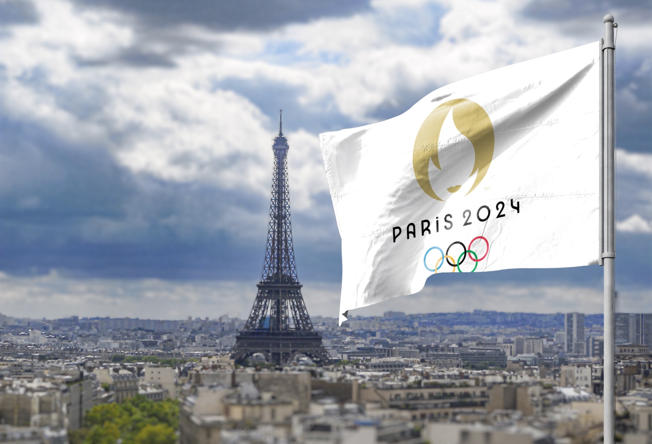 Road to Paris 2024: l’Irlanda presenta i team di Salto Ostacoli e di Completo per le Olimpiadi 1 Tour Eiffel in sfondo e bandiera di Paris 2024 che sventola in primo piano