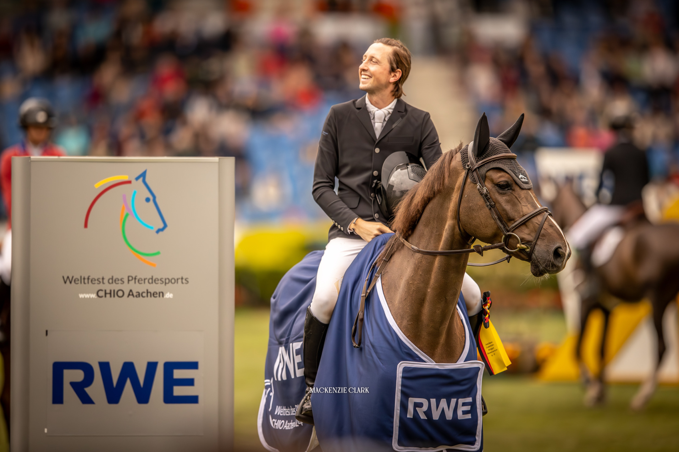 Martin Fuchs trionfa al CHIO Aachen nel Premio RWE , Italia seconda con De Luca 1 Martin Fuchs su Commissar Pezi (c) Mackenzie Clark