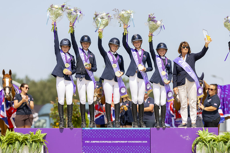 Le gare a squadre ai Campionati Europei giovanili di Kronenberg 2024 1 Honey Bowes, Lottie Adams, Emily Gulliver, Rosie Smith, Tabby Morgan Evans e chef d’ equipe Clare Whitaker a Kronenberg 2024