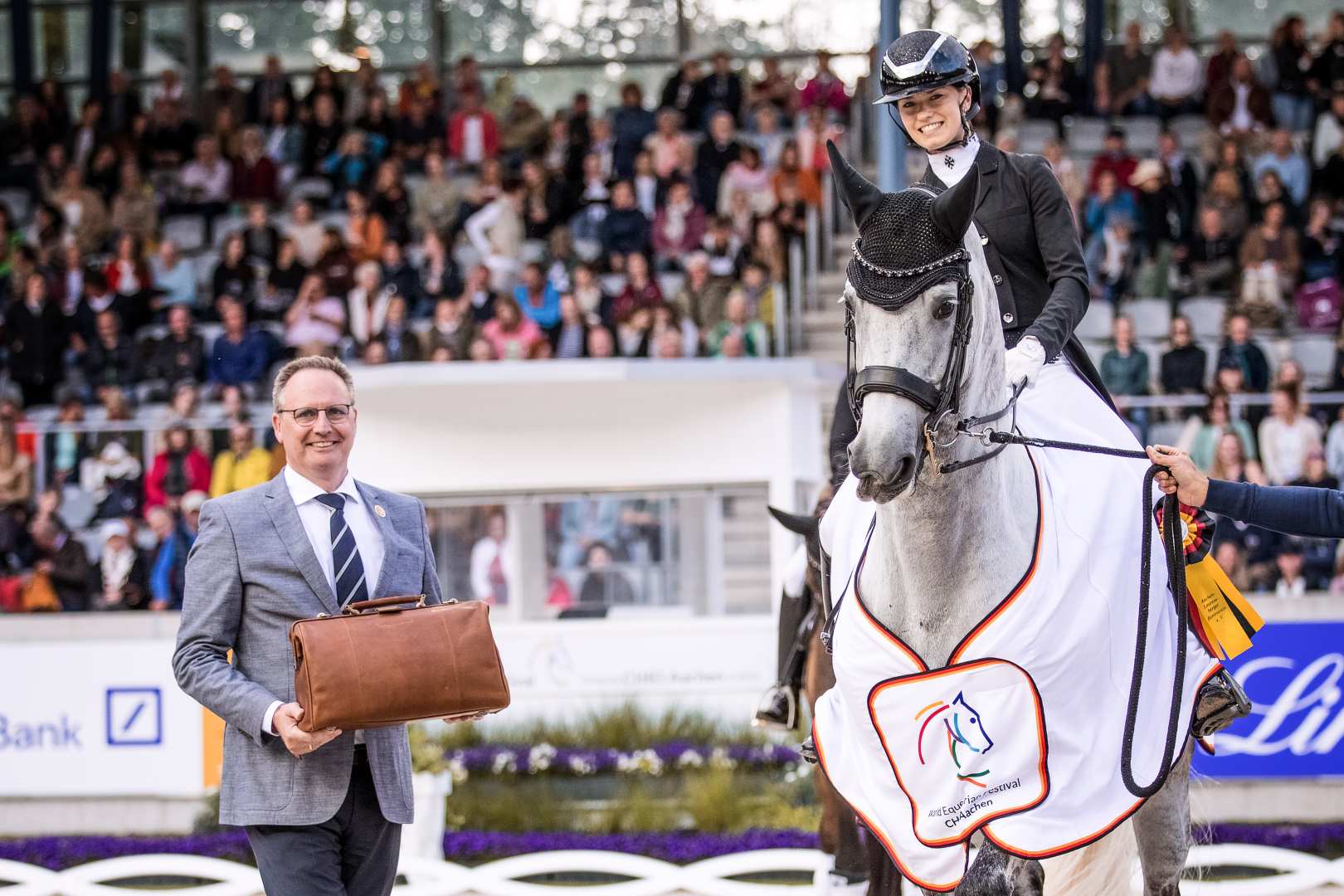 Charlotte Fry e Glamourdale vincono il Premio Soers al CHIO Aachen 1 IMG 7170