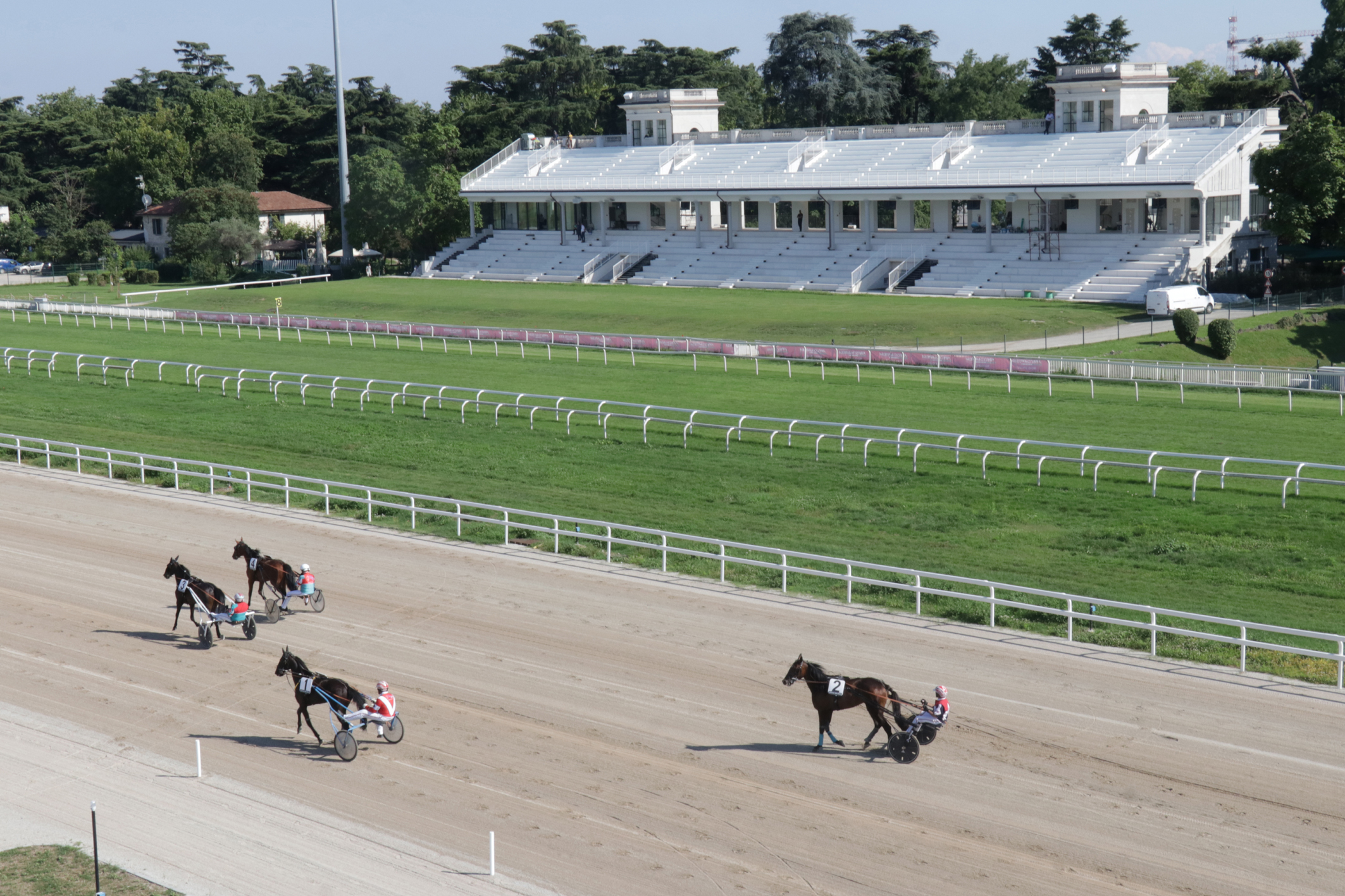 Giovedì sera all’Ippodromo SNAI San Siro debutta il trotto 1 IPPODROMO SNAI SAN SIRO TROTTO_DIRITTURA PISTA_TRIBUNA DEL TROTTO