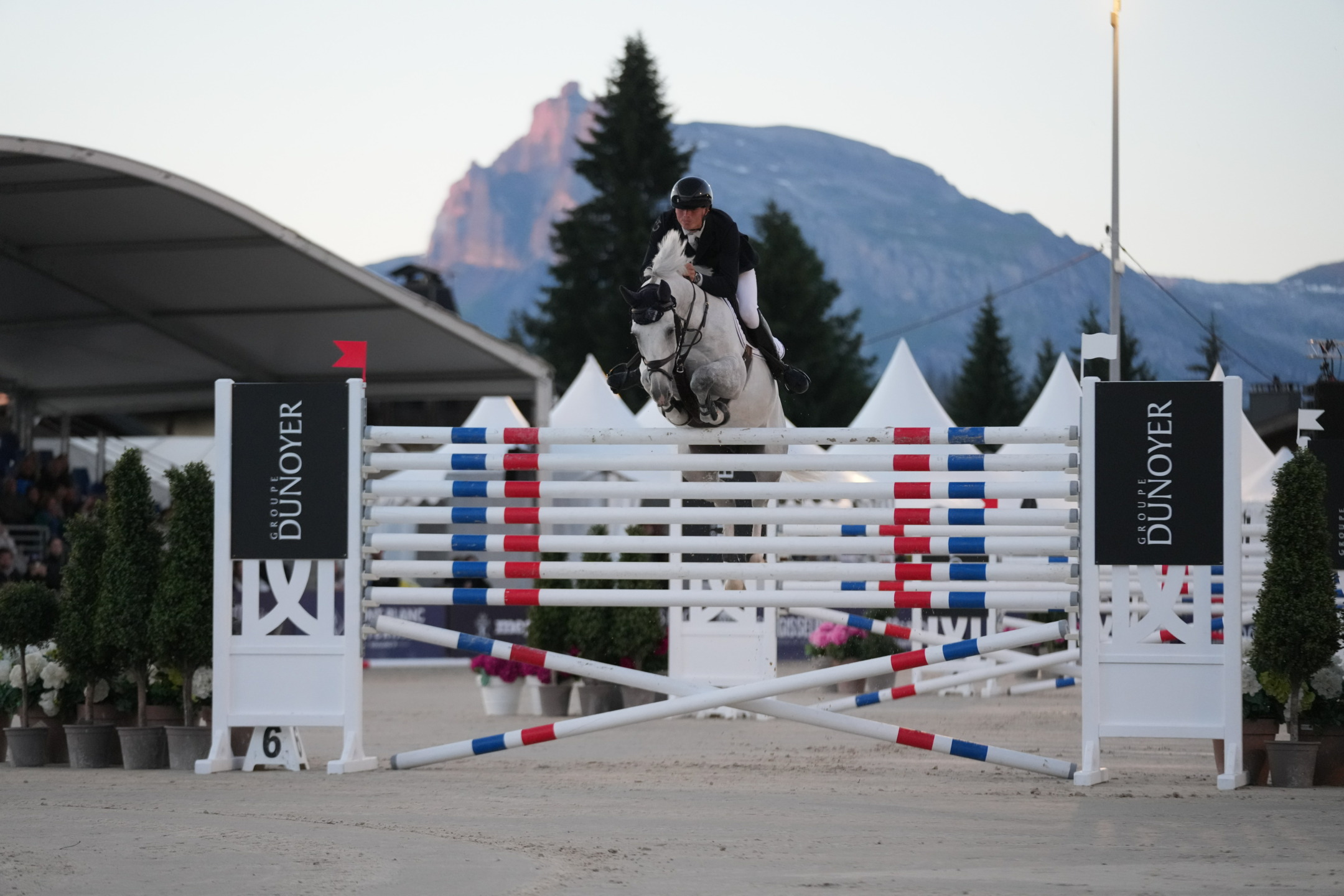 CSI3* Megève: una competizione e uno spettacolo incredibili 6 JUMPING MEGEVE 2024 SIX BARRES Maverick VAN LENT ©Nicolas Hodys