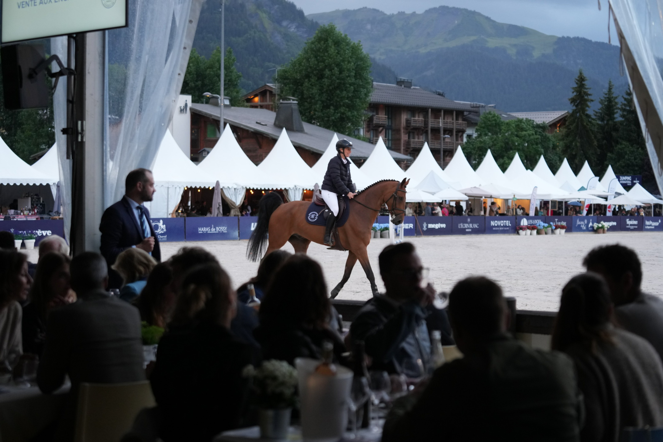 CSI3* Megève: una competizione e uno spettacolo incredibili 5 JUMPING MEGEVE 2024 VENTE EXTRA HORSES ©Nicolas Hodys 6