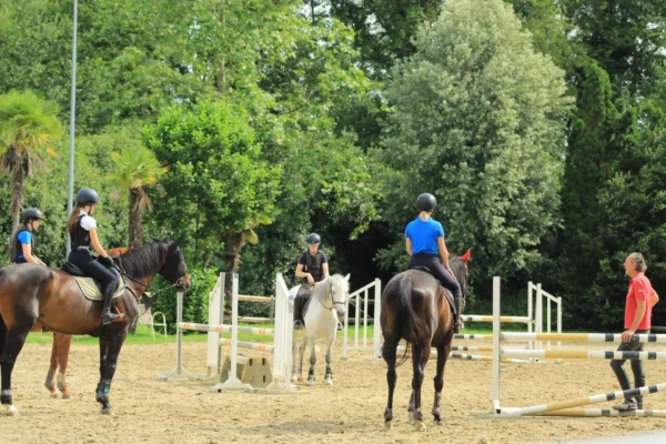 La prima lezione di equitazione e il percorso di apprendimento 5 Lezione di equitazione all'aperto