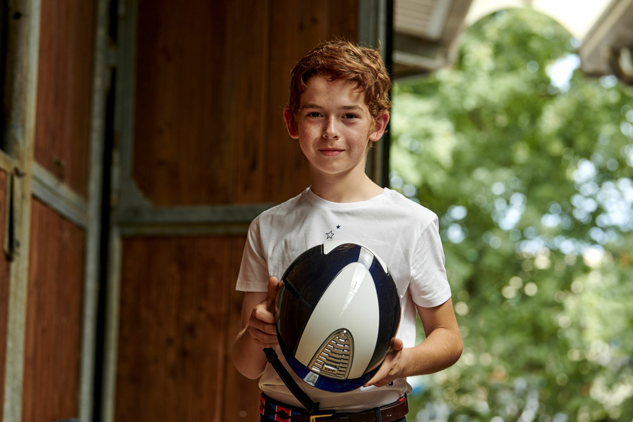 Ponyadi Kep Italia 2024 1 Bambino che stringe sorridente un KEP di KEP Italian