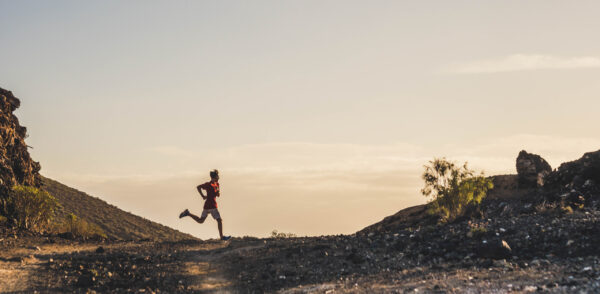 Ragazzo che corre da solo durante un allenamento di corsa di trail running
