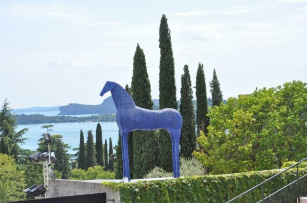 Gabriele D'Annunzio e il legame con il mondo equestre 5 Il cavallo blu nell'anfiteatro del Vittoriale