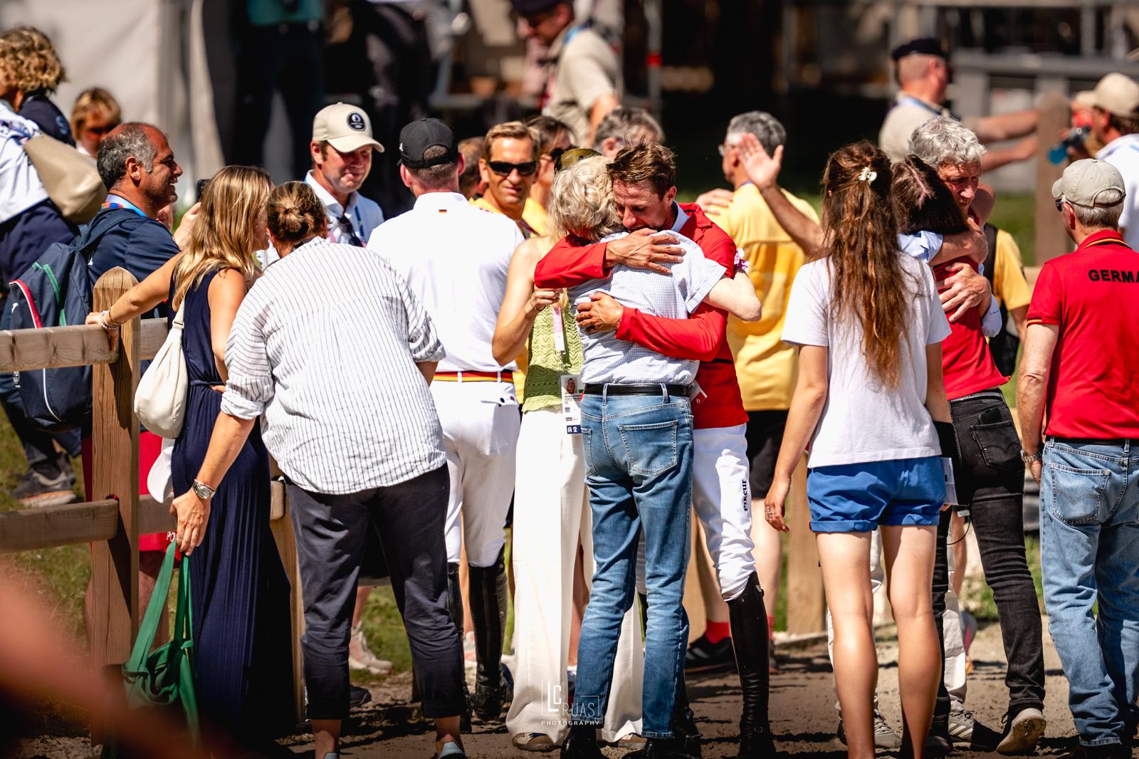 Christian Kukuk and Madeleine Winter-Schulze giving a strong hug after gaining the gold medal - ph: Luis Ruas