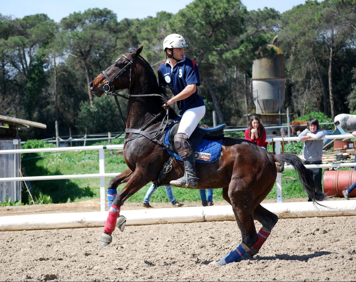 Adrià Velasco Parramon, da giocatore ad allenatore: una vita dedicata all’Horseball 1 Adrià Velasco Parramon durante una partita di horseball