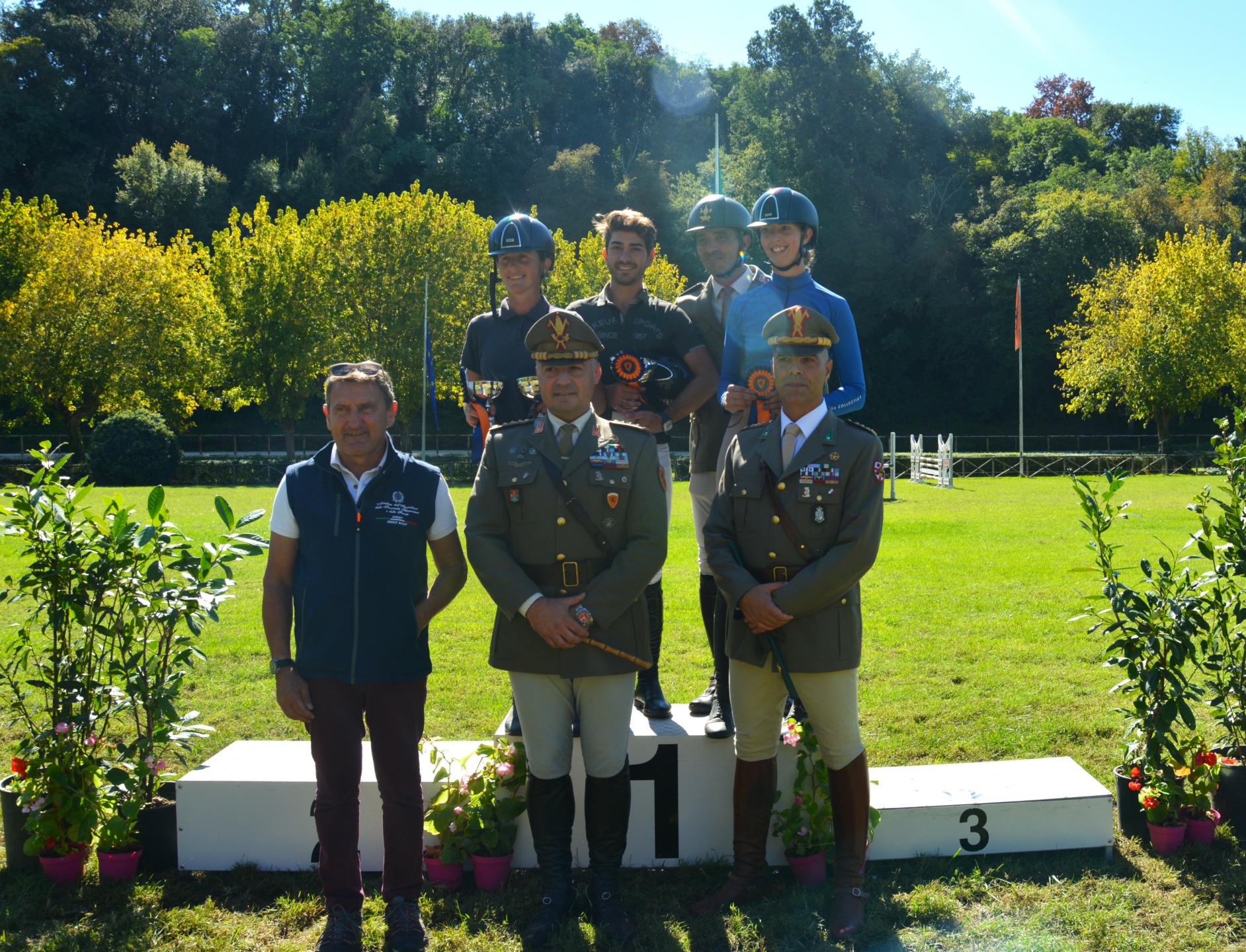 Margherita Giovannoni si aggiudica il Nazionale 2* a Montelibretti 1 Premiazione della categoria riservata ai 5 anni con il Col. Marco Del Nevo, il Col. Alessandro Spissu ed il Ten Col. Francesco Guarducci ispettore MASAF