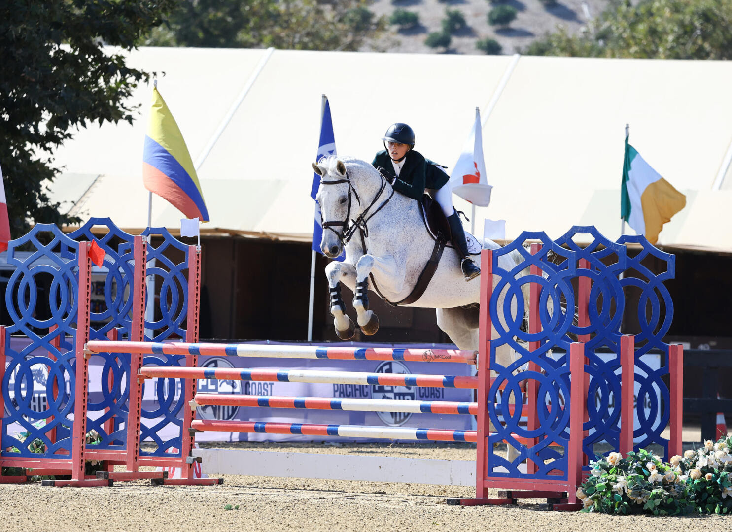Taryn McEntire in testa alla sfida inaugurale della Youth Show Jumping Foundation U25 a Blenheim EquiSports. 1 Banheim concorso 2024 grande successo.