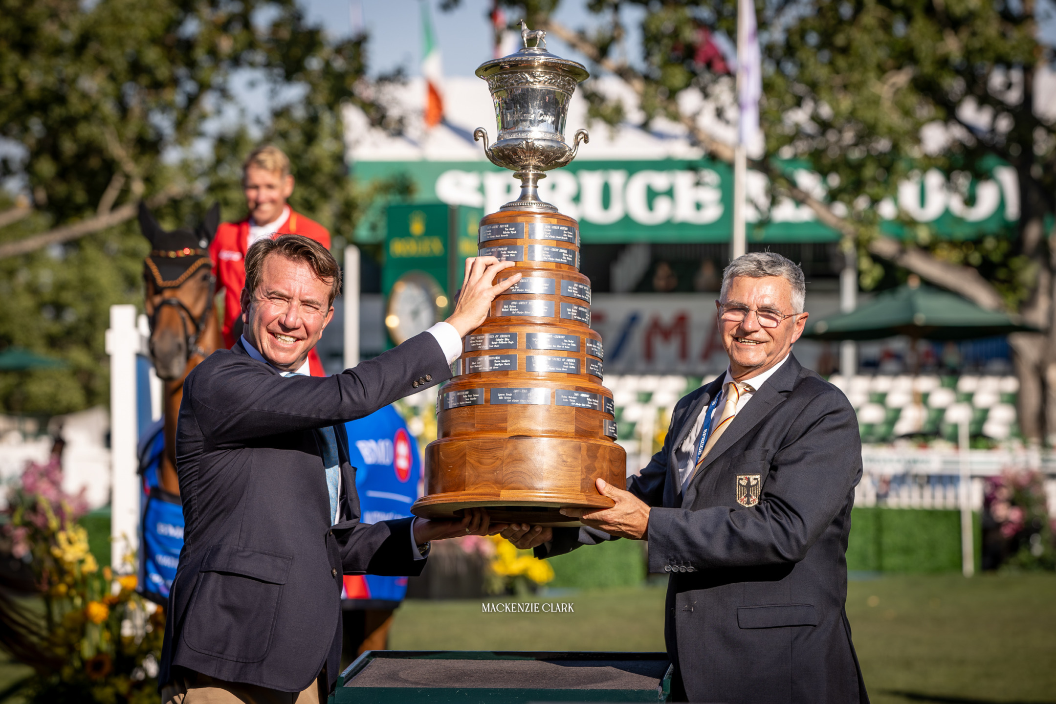 Exclusive Interview with Otto Becker: A Journey from Show Jumping Star to Chef d'Équipe 1 Otto Becker regge il trofeo dei Spruce Meadows Masters