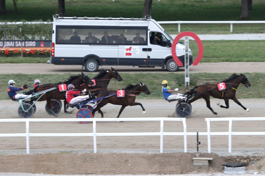 All’Ippodromo Snai San Siro in 1400 ad applaudire il francese cocktail che vince il “Vittoria Riva” 2 CORSA4 PREMIO RE DEI JET