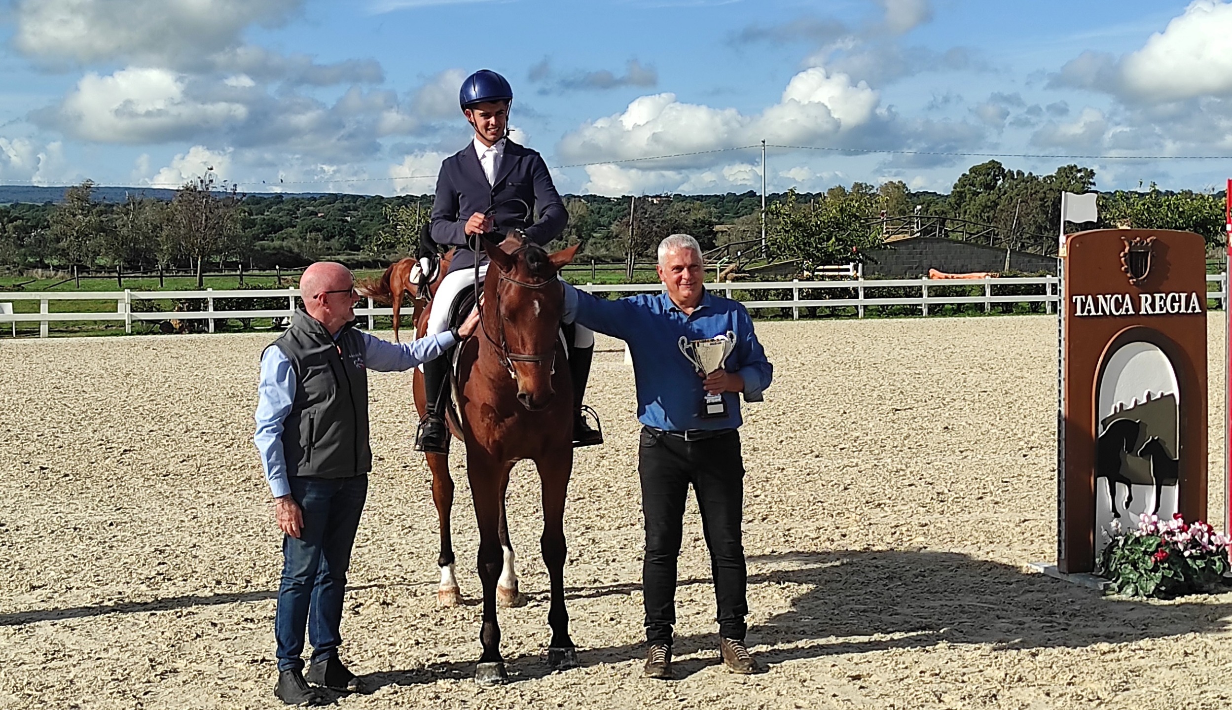 Equitazione e allevamento: nella rassegna Agris per puledri di 3 anni Fair Lady Million, Favola Baia e Fuego Calliente vincono la prova di salto montato 4 Fuego Callente con Dessi padre e figlio