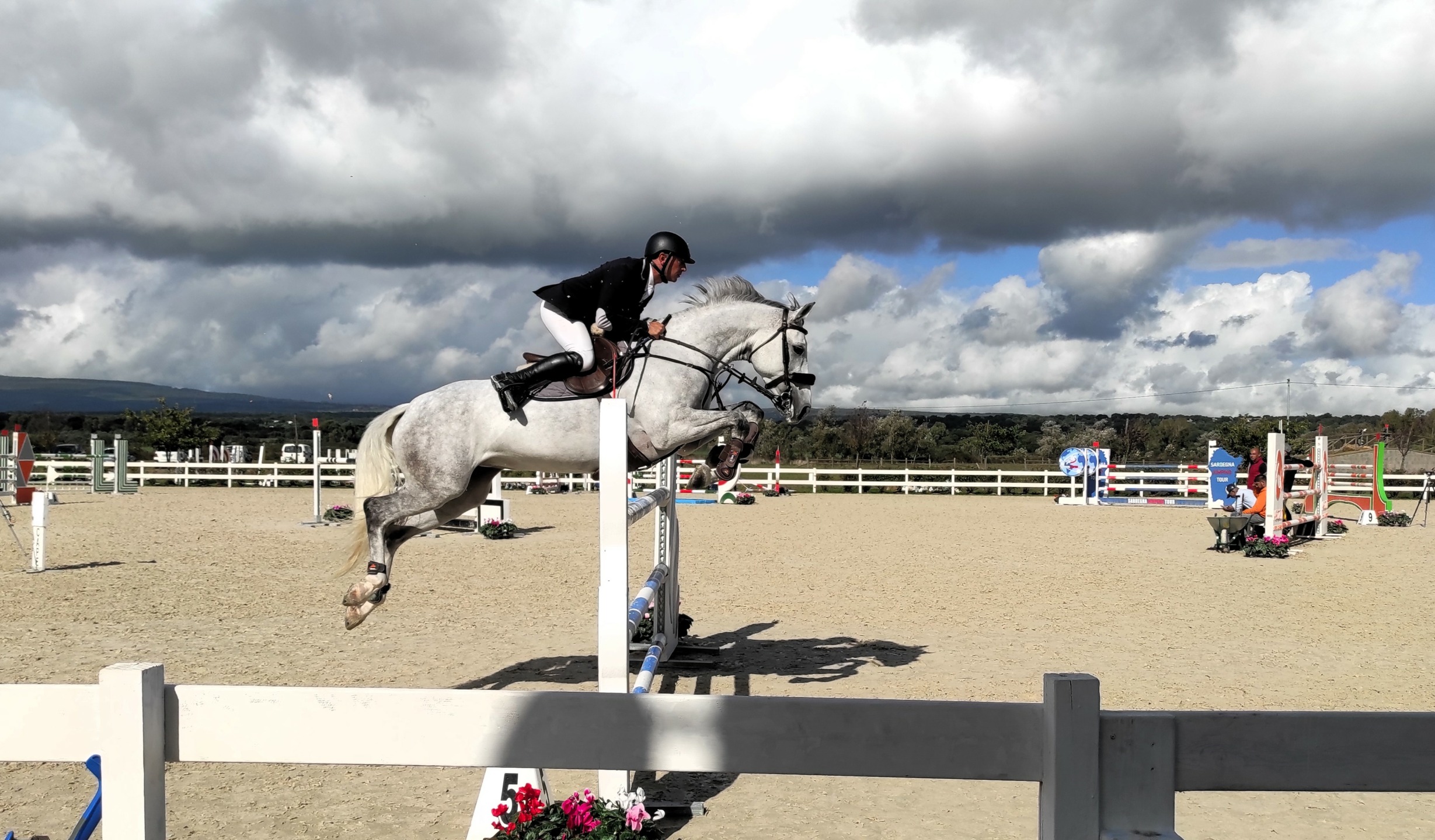 Salto ostacoli: a Tanca Regia in evidenza Simonetti e Murruzzu - Domenica il gran finale del Sardegna Jumping Tour e Trofeo dei Nuraghi 1 Tanca Regia in evidenza Simonetti e Murruzzu - Domenica il gran finale del Sardegna Jumping Tour e Trofeo dei Nuraghi