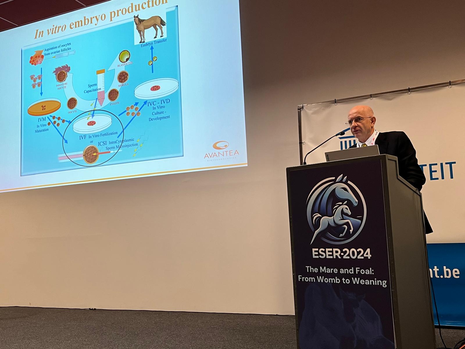 Avantea protagonista all'ESER 2024 con il Professor Cesare Galli 1 Prof Galli alla riunione Eser a Gent per l'OPU Icsi