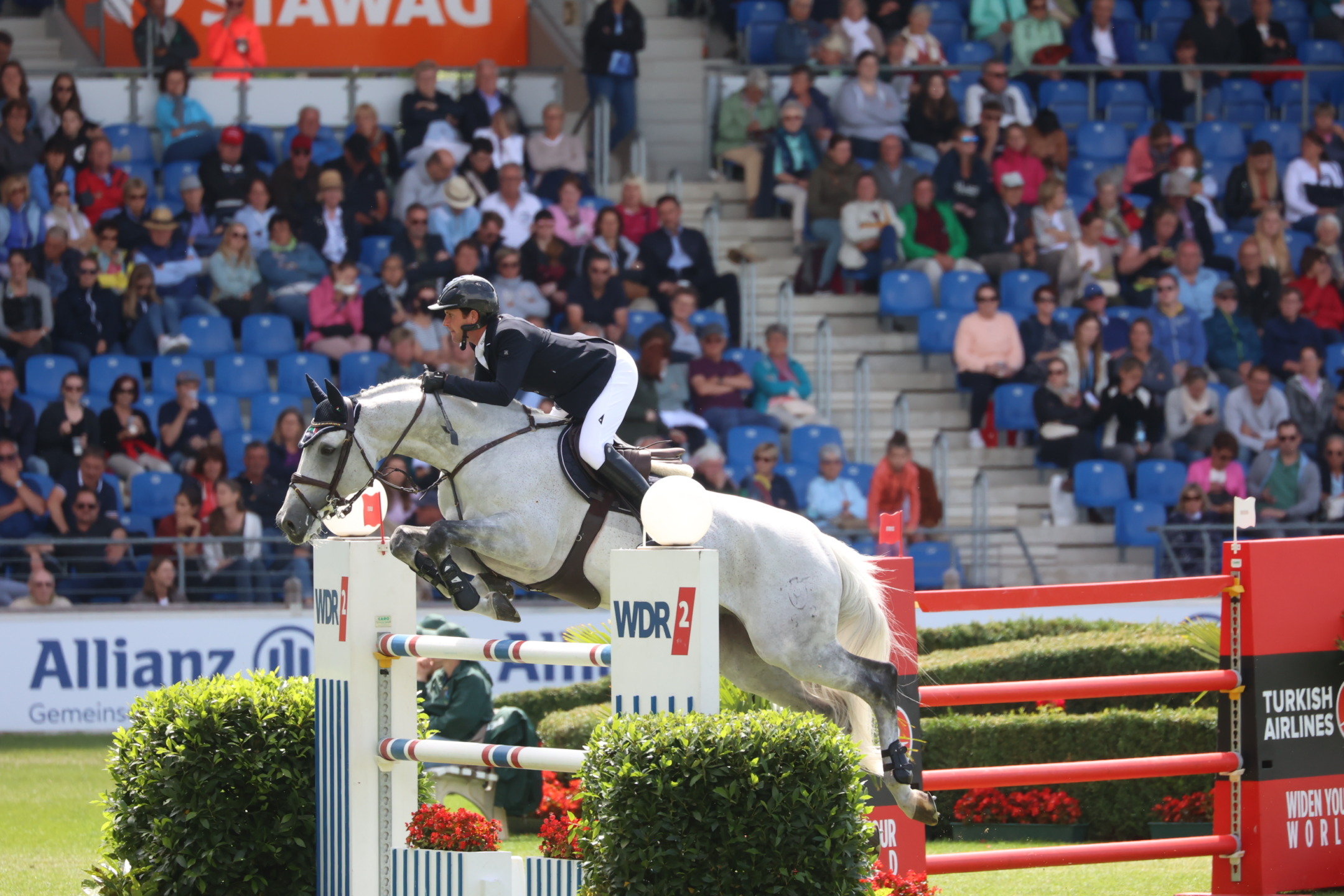 Emanuele Camilli sfiora la vittoria nel Gran Premio CSI5* di Monterrey conquistato da Darragh Kenny 2 Darragh Kenny su VDL Cartello