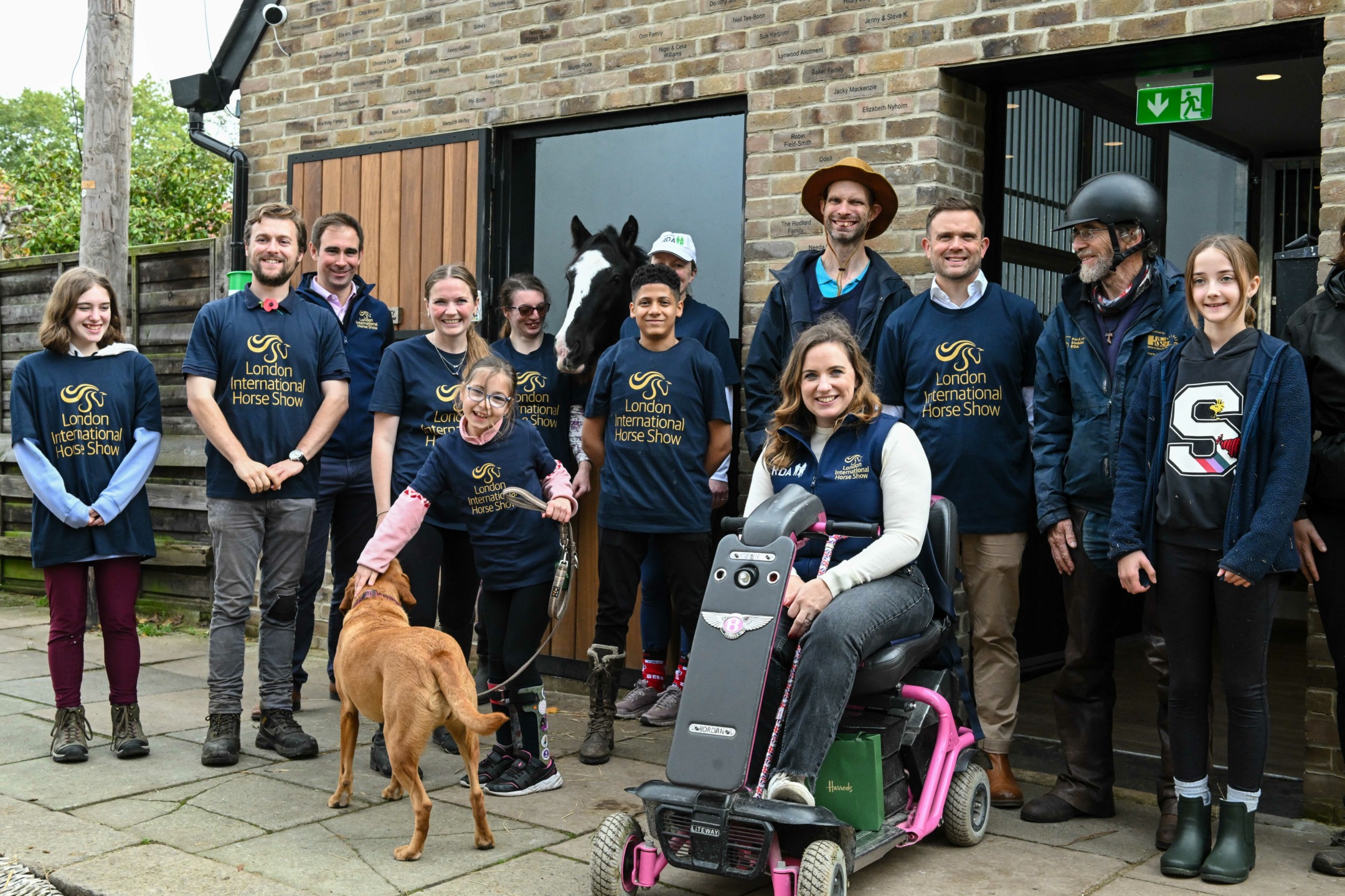 L'Associazione di Equitazione per disabili accoglie la medaglia Paralimpica Natasha Baker al Parl Lane Stables RDA, in vista del Salone Internazionale del cavallo di Londra. 1 LIHS Charity, RDA Lisa Baker,