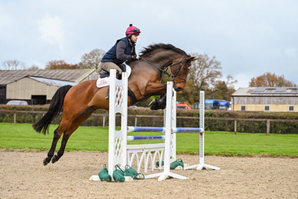 Oisin Murphy e Chris Hughes pronti a sfidarsi nella Markel Jockeys Jumping Class 5 London International Horse Show Chris Hughes Credit (c) LIHS Peter Nixon