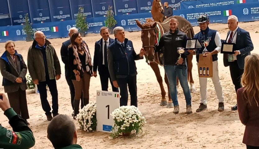 Fieracavalli di Verona e allevamento: l'anglo-arabo Fly Magic campione nazionale dei 3 anni. 3 Premiazione di Fly Magic