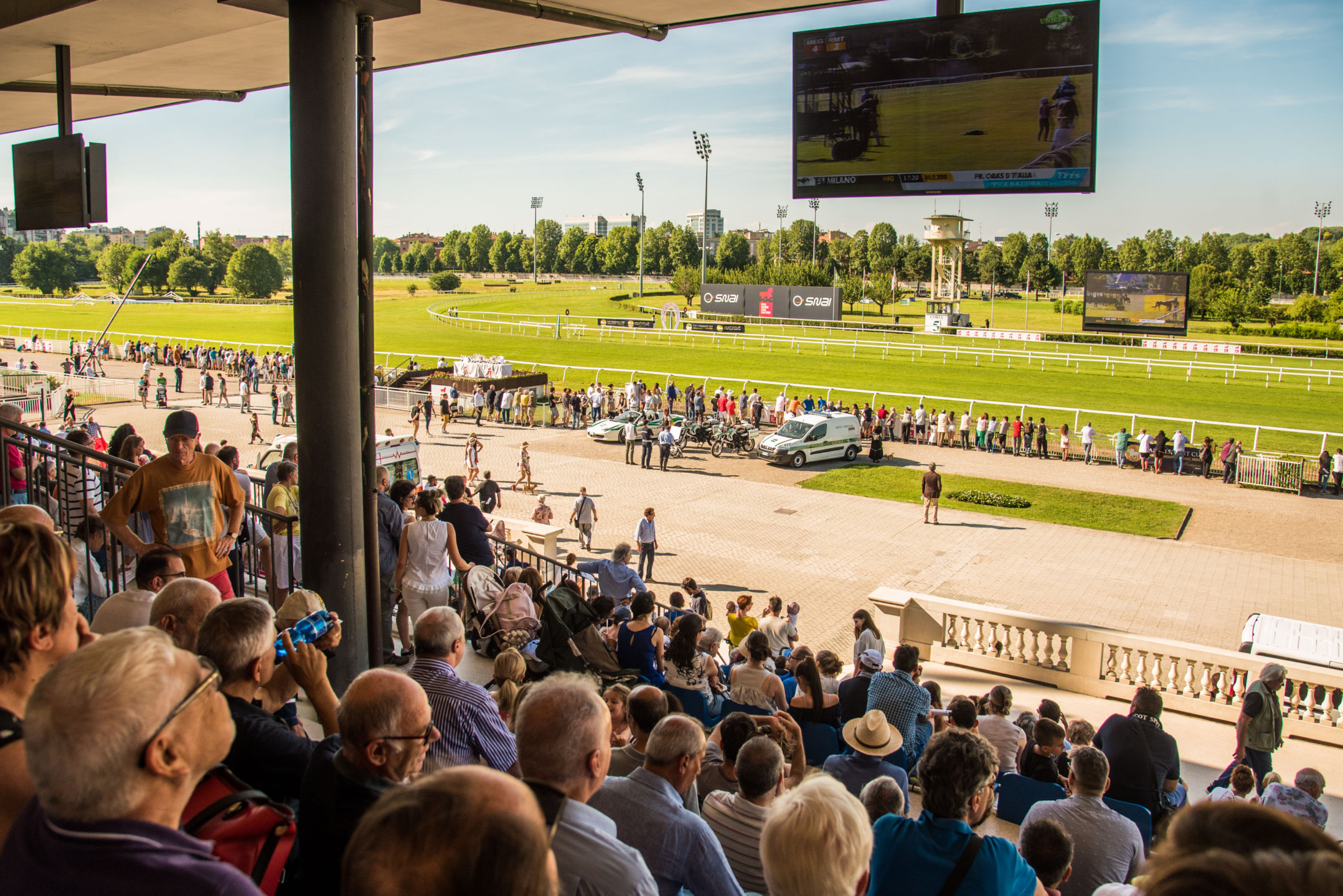 All'Ippodromo SNAI San Siro, domenica di galoppo con animazione per bambini e famiglie 1 VISTA TRIBUNA PRINCIPALE SULLA PISTA GALOPPO IPPODROMO SNAI SAN SIRO