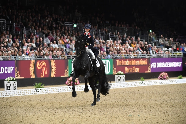 Lottie Fry e Glamourdale hanno presentato i concorrenti del prove al London International Horse Show. 1 Lottie Fry e Glamourdale hanno presentato i concorrenti del prove al London International Horse Show