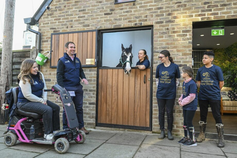 L'Associazione di Equitazione per disabili accoglie la medaglia Paralimpica Natasha Baker al Parl Lane Stables RDA, in vista del Salone Internazionale del cavallo di Londra. 3 paralimpic 2