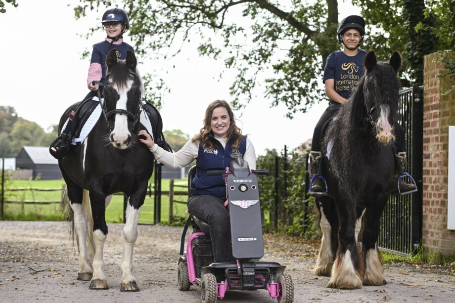 L'Associazione di Equitazione per disabili accoglie la medaglia Paralimpica Natasha Baker al Parl Lane Stables RDA, in vista del Salone Internazionale del cavallo di Londra. 2 paralimpica