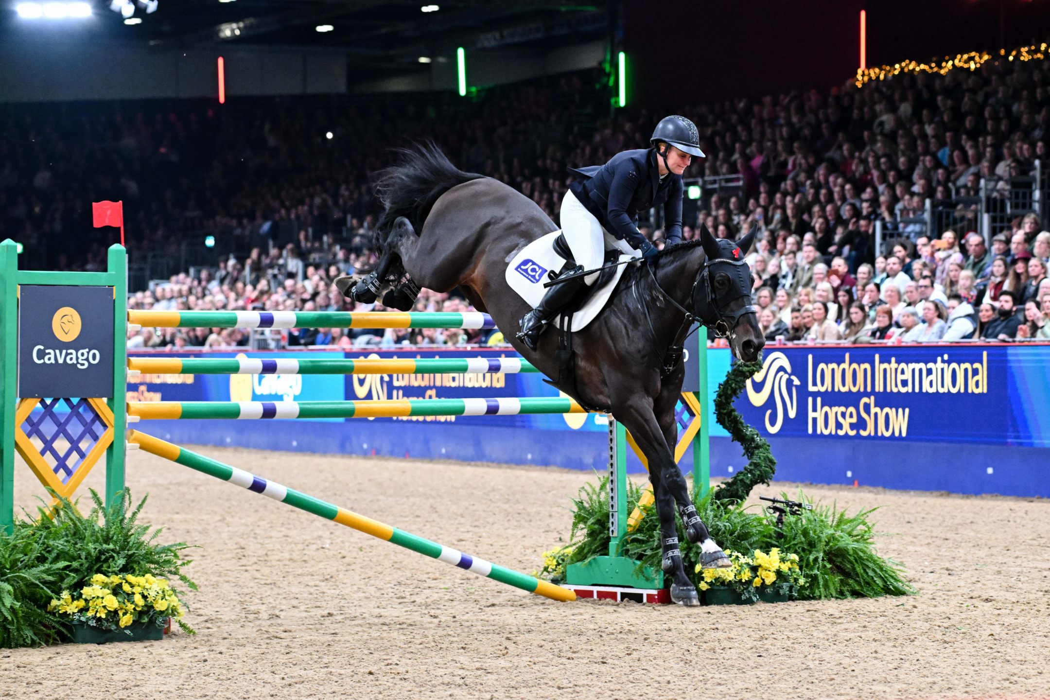 Daniel Coyle e Wilm Vermeir dominano a Londra 3 Gemma Stevens riding Envoy Merelsnest Z