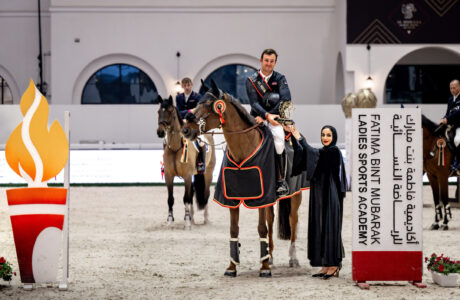 Al Shira’aa Horse Show: il Belgio domina la FMBA CSI3* nella prima giornata dell’ottava edizione 1 Constant van Paesschen, winner of the FMBA CSI3* 1.45cm and Ms Shamsa Saif Alhanaee, Board Member of FBMA.
