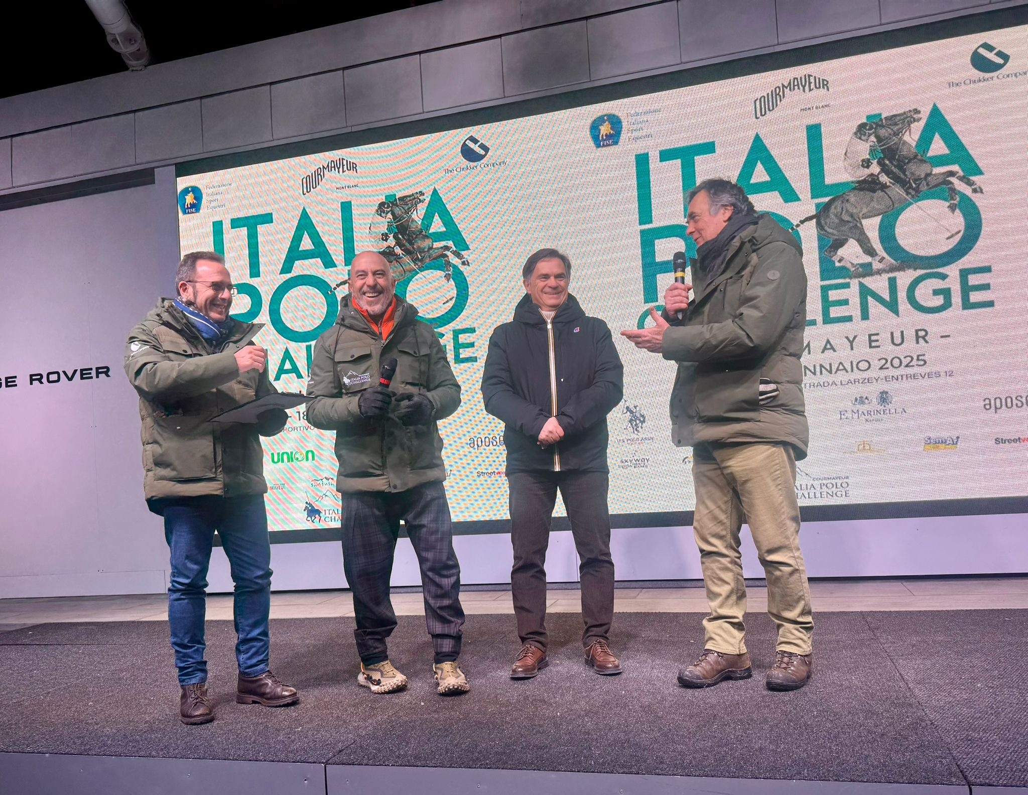 Italia Polo Challenge 2025, lo spettacolo sulla neve di Courmayeur inizia con la sﬁlata di cavalli e cavalieri